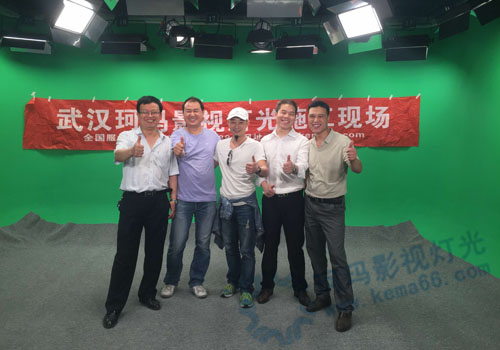 珂玛全体工作人员和长江牛至导演合影